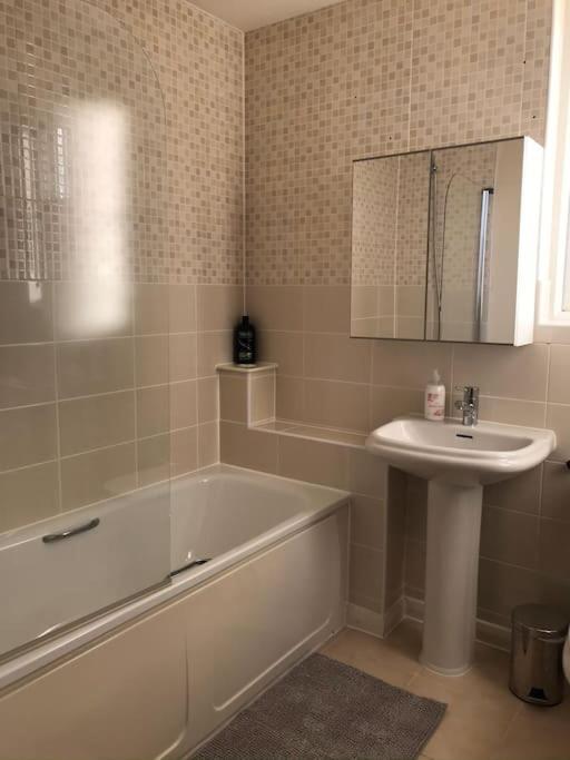Great House + Air Conditioning + Free Car Parking Μάντσεστερ Εξωτερικό φωτογραφία